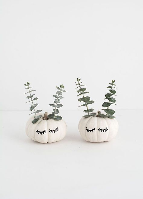 Decorate your home with mini cute faced pumpkins with this Halloween DIY. Glitter Pumpkins Diy, Homemade Stencils, Martha Stewart Halloween, Elegant Halloween Decor, Pumpkin Planter, Fall Floral Arrangements, Glitter Pumpkins, Elegant Halloween, Diy Pumpkin