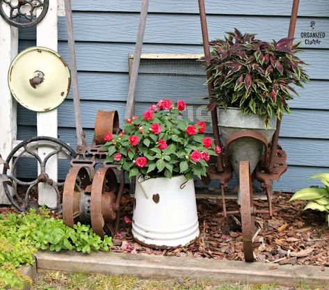 Decorating With Enamelware Inside & Out Mama Sayings, Funnel Planter, Rustic Yard Decor, Funky Garden, Diy Garden Decor Projects, Saw Horses, Junk Garden, Beach House Colors, Horses Farm