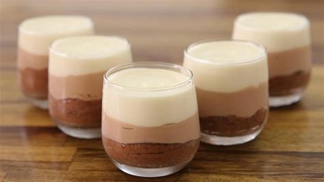 These triple chocolate mousse recipe is the dream of every chocolate lover. This mousse is eggless and requires only 3 types of chocolate and cream, that’s it! No eggs and no difficult techniques. 3 layers of smooth and creamy mousse; dark chocolate, milk chocolate and white chocolate. This triple chocolate mousse in a glass is a perfect dessert for parties, birthdays, Valentine's day, holidays and any other occasion. Easy Mousse, The Cooking Foodie, Mousse Recipes Easy, Triple Chocolate Mousse, Oreo Mousse, Choc Mousse, Chocolate Fudge Cake Recipe, Mousse Dolce, Puding Roti