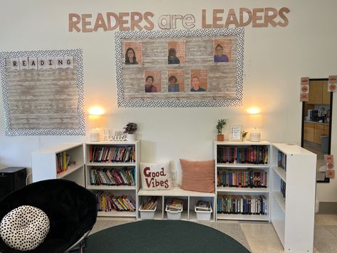 Cozy Library Classroom, Kindergarten Classroom Book Corner, Boho Book Corner Classroom, Reading Lab Classroom Decor, Classroom Reading Decor, Reading Space In Classroom, Reading Library Classroom Ideas, Classroom Library Small Space, Elementary Class Library Ideas