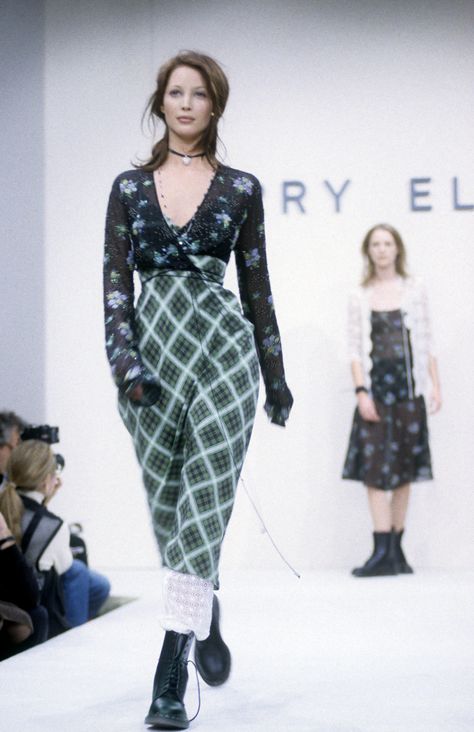 Photo 1 from Perry Ellis Grunge Collection 1990s Fashion Trends, 1990 Style, Istoria Modei, Fashion Guys, Moda Grunge, Style Année 90, Diy Outfits, Mix & Match, Leandra Medine