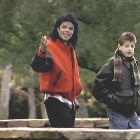 MJ with Ryan White....One of first publicly known kids to die of HIV....inspiring MJ's song "Gone too Soon" in 1993. Mj Songs, Ryan White, Los Angeles Raiders, Michael Jackson Funny, Joseph Jackson, Michael Jackson Bad, Gone Too Soon, King Of Pop, King Of Music