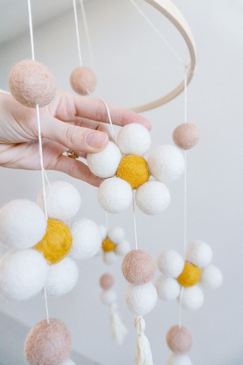 Homemade Baby Mobiles, Diy Baby Mobile Tutorial, Flower Baby Mobile, Diy Nursery Mobile, Lavender Nursery, Mobile Diy, Baby Nursery Diy, Diy Crib, Pom Pom Flowers