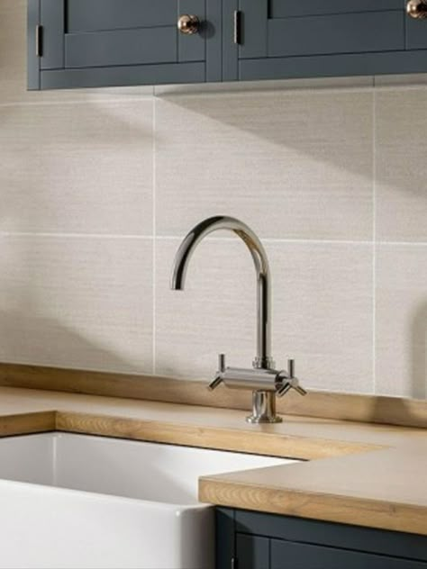 Large Tiles Kitchen Splashback, Large White Tile Splashback Kitchen, Wall Tile Kitchen Backsplash Ideas, Tile On Kitchen Wall, Kitchen Backsplash With Large Tiles, Kitchen Full Wall Tile, Large Wall Tiles Kitchen, Kitchen Backsplash Big Tiles, Large Format Backsplash Tile