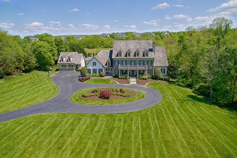 Long Driveway With Circle, Driveway With Roundabout, Driveway With Circle, Homes With Circle Driveways, House Roundabout Driveway, Drive Up Driveway House, House With Circle Driveway, Modern Farmhouse Circle Driveway, Round A Bout Driveway Landscaping