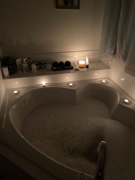 Bathtub with bubbles in a dim candlelight ambiance. Bath Tub Astetic, Bathroom Cozy, Bathtub Aesthetic, Bathtub Pictures, Big Bathtub, Seattle Apartment, Large Bathtub, Sofa Bed For Small Spaces, Bath Aesthetic