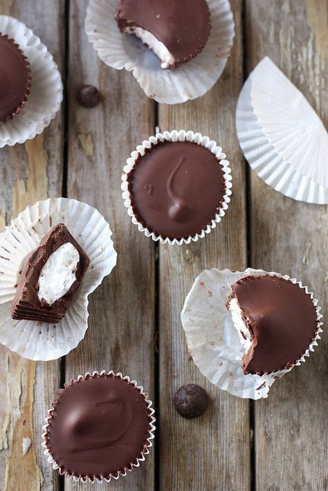 Chocolate Marshmallow Cups Marshmallow Cups, Homemade Chocolate Candy, Chocolate Marshmallow, Homemade Candy, Chocolate Marshmallows, Homemade Candies, Yummy Sweets, Eclairs, Homemade Chocolate