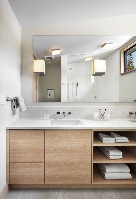 6 Ideas For Creating A Minimalist Bathroom // Don't Over Store -- Keeping empty space empty and only using what you really need is essential to achieving minimalism in the bathroom. Freestanding Wall, Minimal Bathroom, Minimalist Bathroom Design, Large Bathroom, Vanity Design, Bathroom Design Inspiration, Wooden Bathroom, Diy Bathroom Remodel, Bathroom Remodel Designs