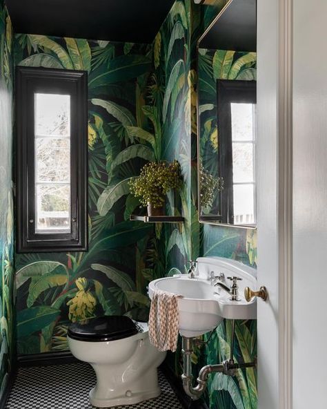 Jungle Bathroom, Wc Decoration, Small Bathroom Wallpaper, Small Toilet Room, Deco Jungle, Tropical Bathroom, Palm Leaf Wallpaper, Green Interior Design, Interior Design Gallery