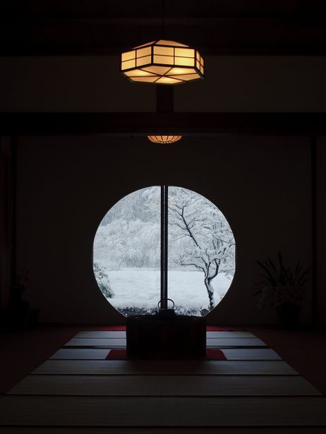 window Japanese Architecture, Kamakura, Japanese Interior, Kamakura Japan, Japanese Room, Round Window, Arte 8 Bits, Art Japonais, Japanese House