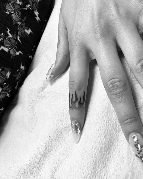 Finger flame tattoo on Dua Lipa. Finger Tattoos Flame, Finger Tattoo Placement, Tattoo Ideas Finger, Dua Lipa Tattoo, Dat Adam, Finger Tattoos Words, Finger Tattoo Ideas, Tattoos Finger, Flame Tattoo