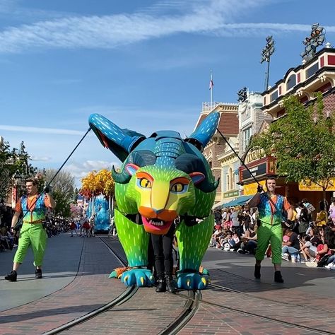 Miguel Vargas on Instagram: “Pepita!!! . . How awesome is seeing a full size Pepita Alebrije from Coco in the new Magic Happens parade? . . #gentlemansdisney #disney…” Magic Happens Parade, Disney Coco, Disney Parade, Dream Catcher Art, Animal Parade, Parade Float, Disney Theme Parks, Disney Theme, Dia De Muertos