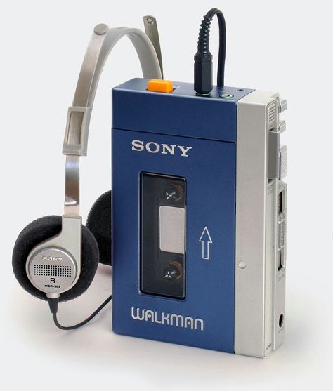 Sony Walkman TPS-L2. Vintage Audio Love ❤️ AD Walkman Cassette, Sony Walkman, Headphones Design, Retro Gadgets, Cassette Recorder, Transistor Radio, Cassette Player, Metal Gear Solid, Japan Design