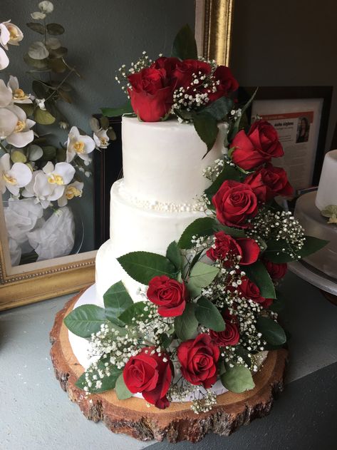 Red And Green Wedding Cake, Red Wedding Cake Designs, Wedding Cake Red Flowers, Wedding Cakes Red Roses, Christmas Wedding Cake Topper, Red Wedding Cake Elegant, Red And White Wedding Reception, Red Rose Wedding Decor, Red Outdoor Wedding