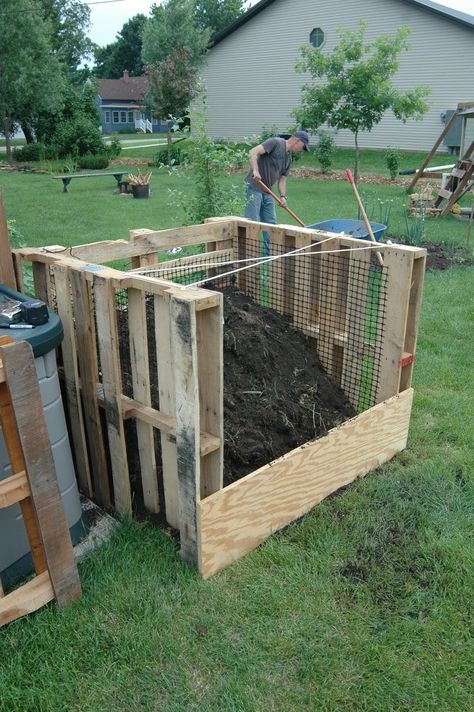 Island Landscaping, Pallet Compost, Composting Bins, Diy Compost Bin, Compost Bin Pallet, Compost Bin Diy, Garden Bed Layout, Compost Bins, Diy Compost