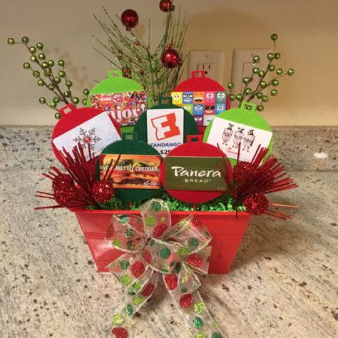 Christmas gift card bouquet Gift Card Bouquet Christmas, Gift Card Tree, Gift Card Basket, Card Bouquet, Gift Card Bouquet, Gift Card Displays, Gift Card Presentation, Bouquet Christmas, Christmas Gift Baskets Diy