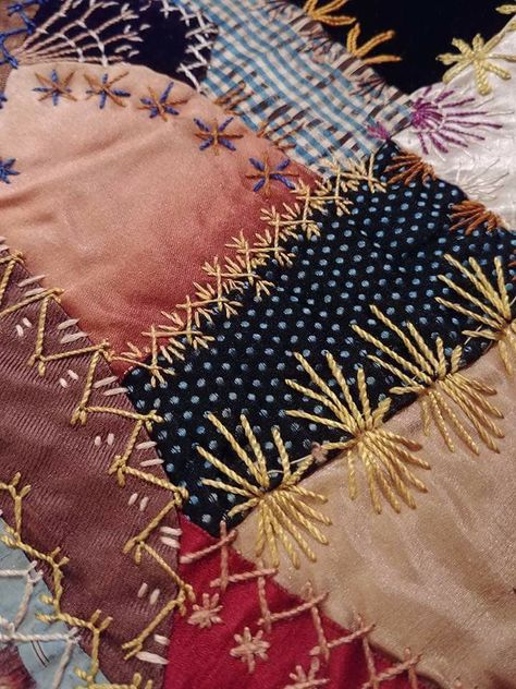 Embroidery On Patchwork, Visible Mending Blanket, Crazy Patchwork Embroidery, Crazy Quilt Projects, Fabric Stitching Design, Patchwork With Embroidery, Slow Stitch Embroidery, Patchwork Quilt Aesthetic, How To Make A Crazy Quilt