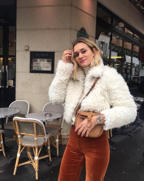 Love this fuzzy winter white jacket over beige turtleneck and rust pants. Fur Coat Outfits, Faux Fur Coats Outfit, Fur Jacket Outfit, White Fur Jacket, Style Année 80, Fur Coat Outfit, Xmas Shopping, Winter Outfits Warm, Coat Trends