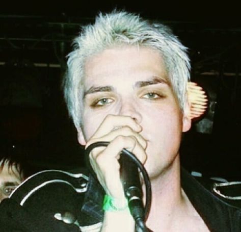 Oh my god ojos hermosos Princesa Emo, D Photo, I Love Mcr, Black Parade, Mikey Way, Frank Iero, Emo Bands, Gerard Way, Morning Sun