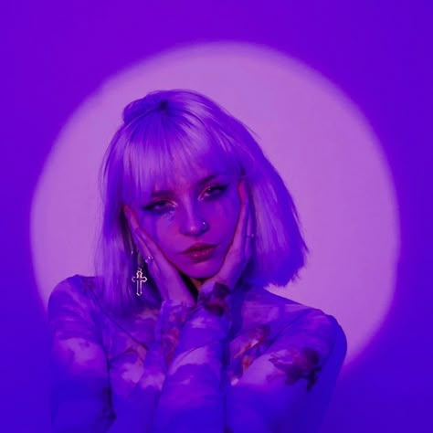 Neon Lighting Photoshoot, Purple Lighting Reference, Purple Aesthetic Photoshoot, Cute Concept Photoshoot, Purple Hair Photoshoot, Purple Lighting Photography, Vaporwave Photoshoot, Purple Photoshoot Ideas, 80s Photoshoot Ideas