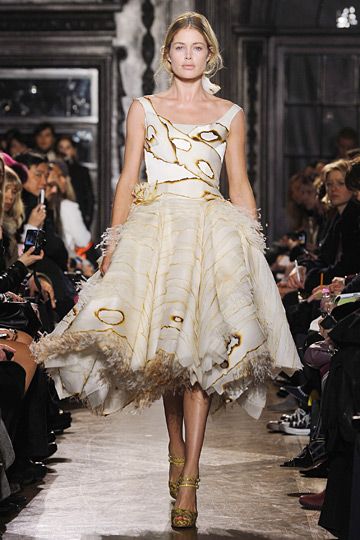 Giles Deacon Fall 2012 Giles Deacon, Paper Dress, Doutzen Kroes, Fashion Portfolio, Historical Fashion, London Fashion, London Fashion Week, Fashion Inspo Outfits, Fashion Art