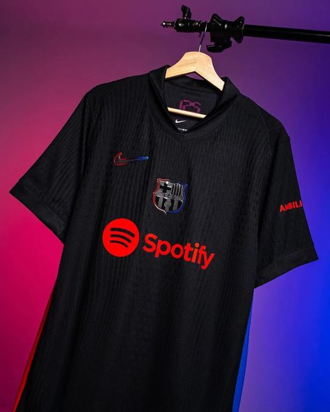 Camisa Barcelona Away 24/25 🇪🇸 Disponível aqui na @lojanightfutsports! 💥 Pague 2 Leve 3 + Frete Grátis! 🔥 Acesse nosso site e garanta já a sua! 🛒 www.nightfutsports.com.br . . . #futebol #camisadetime #barcelona #viscabarca #barça #lamineyamal #raphinha #lewandowski Barcelona Jersey 24/25, Barcelona Black Kit, Best Football Jersey, Barcelona Kit, Camisa Time, Barca Jersey, Fc Barcelona Jersey, Barcelona Jersey, Barcelona T Shirt