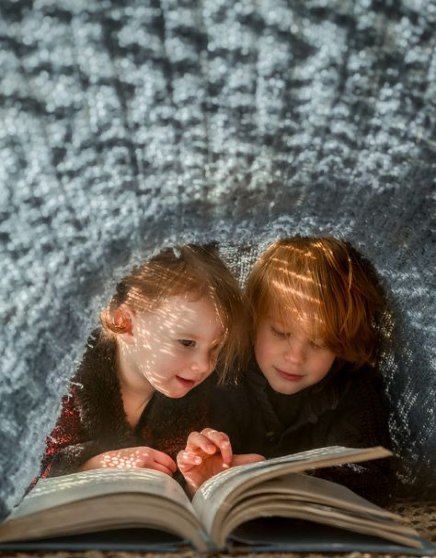 Girls Reading, Sibling Photography, An Open Book, Foto Tips, Kids Photoshoot, Family Matters, Childrens Photography, Reading A Book, Shooting Photo