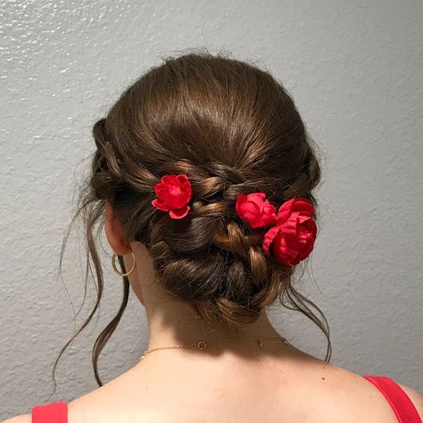 Hair Bun Decoration, Mexican Bun Hairstyles, Graduation Hair Updo, Mexican Hair Updos, Spanish Bun Hairstyle, Low Bun With Gajra, Mexican Inspired Hairstyles, Low Bun Graduation Hair, Mexican Hairstyles With Ribbon