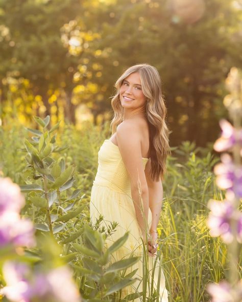 Senior Pictures Outdoors Nature, Photography Poses In Field, Graduation Photo Pose Ideas, Senior Pics Nature, Senior Girl Posing Ideas Fall, Yellow Dress Senior Pictures, Female Senior Photo Poses, Senior Inspo Pics, Senior Pictures Outfits Flower Field