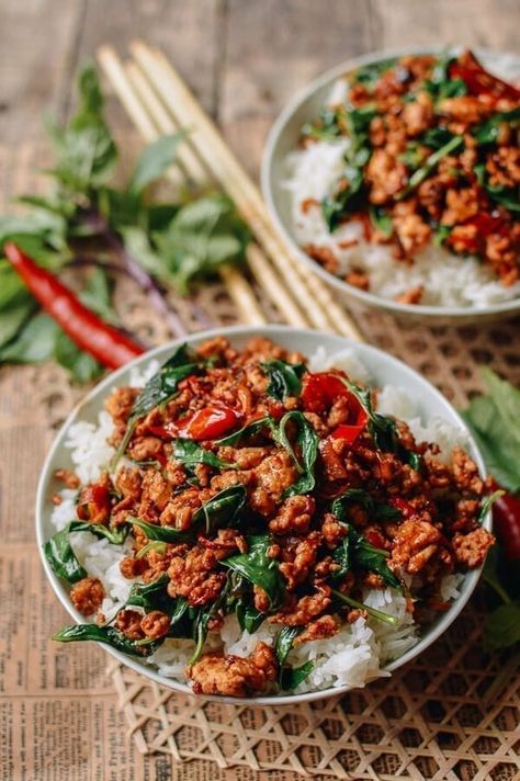 Chicken Thai Recipes, Pad Krapow, Chicken Thai, Murgh Makhani, Thai Basil Chicken, Resepi Ayam, Cibo Asiatico, Mapo Tofu, Ground Meat Recipes