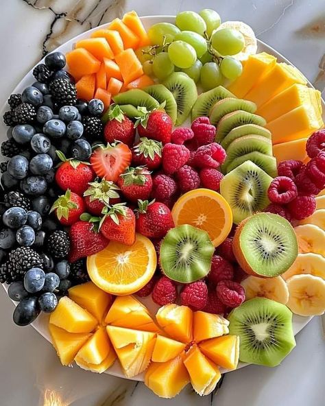 Fall Fruit Platter, Fruits Board, Fruit Tray Designs, Fruit Board, Amazing Food Platters, Fall Fruit, Yummy Fruit, Mix Fruit, Fruit Platter Designs