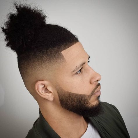 Uppercut Hairstyle, Bun Hairstyles Black, Temp Fade, Man Bun Haircut, Popular Boys Haircuts, Haircut Man, Men Undercut, Man Bun Undercut, Temp Fade Haircut