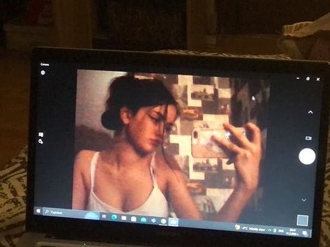 Aesthetic Laptop Picture Ideas, Aesthetic Computer Pictures, Photo Inspiration Selfie, Pics With Laptop, Girl On Laptop Aesthetic, Computer Pics Ideas, Laptop Instagram Post, Laptop Camera Pics, Aesthetic Instagram Stories Selfie