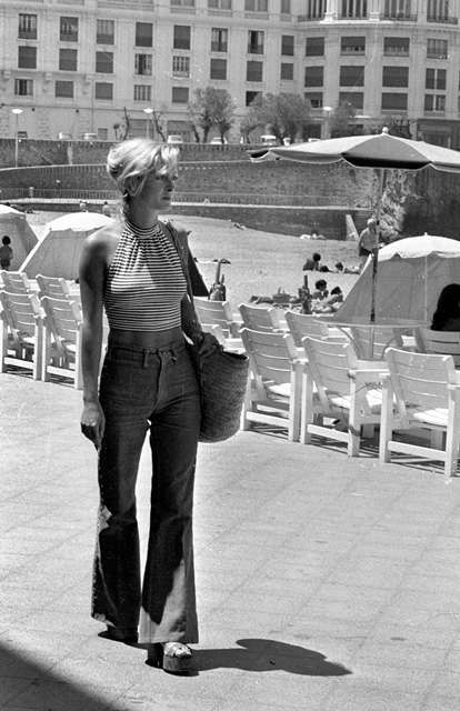 Jeune femme portant un pantalon large "pattes d'éléphant", à Biarritz (Pyrénées-Atlantiques), en 1972. LIP-31997A-037 1970s Italian Fashion, White Bottoms Outfit, Casual 70s Outfits, Outfit Inspo Easy, Fashion 70s Style, 70's Outfit, Patti Hansen, History Of Fashion, Ossie Clark