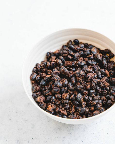 Black Bean Snack Recipes, Black Bean Snacks, Roasted Black Beans, Crispy Beans, Crispy Black Bean, Mediterranean Diet Snacks, Black Peas, Easy Healthy Snack, Roasted Beans