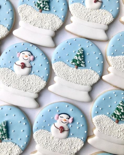 Christmas Sugar Cookie Designs, Snowglobe Cookies, Royal Icing Christmas Cookies, Christmas Sugar Cookies Decorated, Walking In A Winter Wonderland, Cute Christmas Cookies, Holiday Cookies Christmas, Winter Cookie, Sugar Cookie Designs