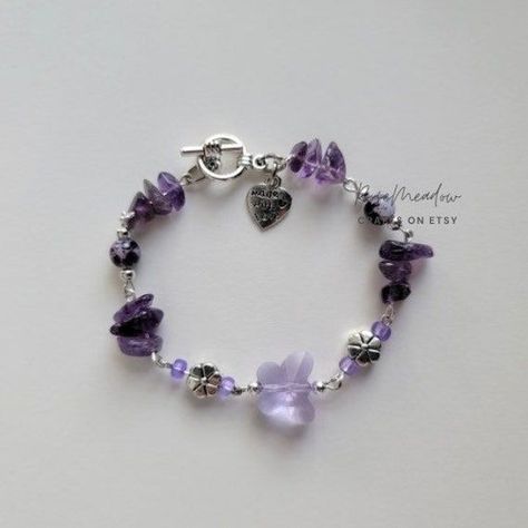 Amethyst Butterfly Bracelet Crystal Jewelry Bracelet, Metal Keychain Design, Diy Metal Bracelets, Dark Purple Bracelet, Purple Charm Bracelet, Purple Beads Bracelets, White Bracelet Ideas, Purple Bracelet Ideas, Purple Beaded Jewelry