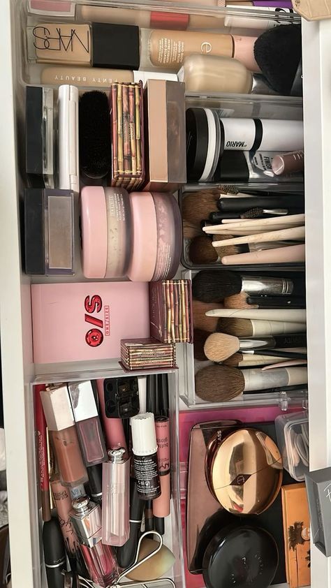 Aesthetic Makeup Drawer, Organized Makeup, Rangement Makeup, Makeup Collection Goals, Makeup Drawer Organization, Makeup Bag Essentials, Makeup Drawer, Eye Makeup Pictures, Makeup Needs