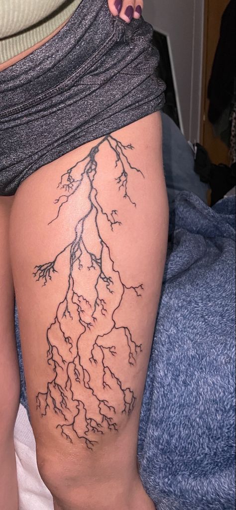 Lightening Strike Tattoo, Lightning Strike Tattoo, Tattoo Pierna Mujer, Lightning Tattoo, Lightning Strike, Knee Tattoo, Lightning Strikes, Creative Tattoos, Tattoo Idea