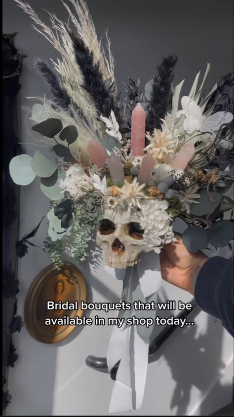 Crystal Boquets Wedding, Skull Wedding Bouquet, How To Make Crystal Bouquet, Crystal Tower Bouquet, Witchy Flower Bouquet, Coffin Bouquet, Crystal Bridal Bouquet, Crystal Bouquet Holder, Pirate Bouquet