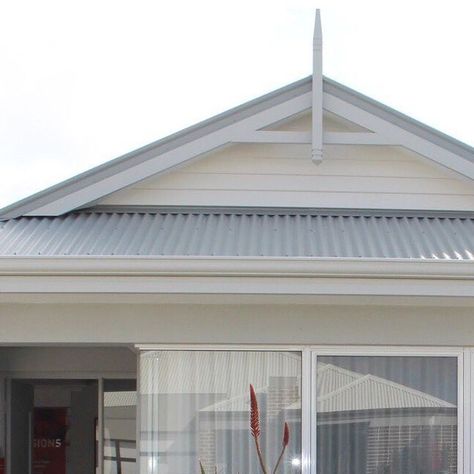 Jess & Kris Nunn on Instagram: "This colour scheme is so classic and subtle 🙌🏼 It uses all the most popular colours: The roof is Colorbond Windspray. The gable timber, gutters, fascia and render is Colorbond Shale Grey. The feature cladding is Solver Floral White. The windows are pearl white and the paving is a combination or Brikmakers Storm Cloud and Arctic. ⠀⠀⠀⠀⠀⠀⠀⠀⠀ @brikmakers @colorbondsteel @solver #solverpaint #solver #colorbondwindspray #colorbondshalegrey #brikmakers #succulentbowl Rendered House Colours, Shale Grey Roof, Shale Grey Roof Colour Schemes, Windspray Roof Colour Schemes, Shale Grey Exterior, Weatherboard Exterior Color Schemes, Shale Grey And Surfmist Exterior, Dulux Snowy Mountains Half Exterior, Paperbark Colorbond Colour Schemes