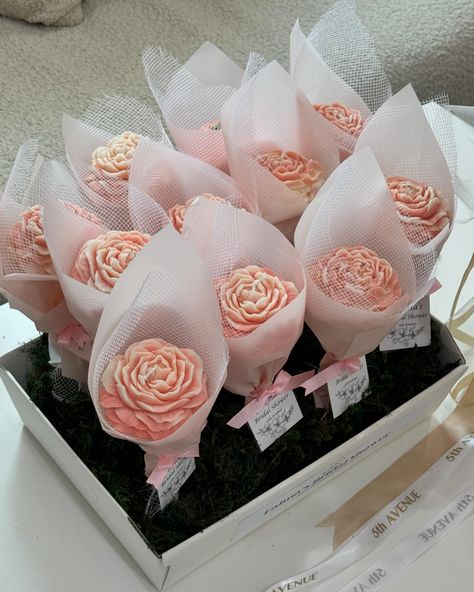 Lavish peony candles mini bouquets.Best for special occasions. Scented soy wax candles. You can choose the color and the scent ________________________________________ Price : 3 kd each more than 10 pcs 2.5 kd only Tray arrangement fit for 10-15 pcs, 3 kd only ____________________________________ Available in the “Distribution ” section of the website order via the website or WhatsApp���👇🏻 Link in bio www.5havenucrafts.com Natal, Candle Bouquet, Candle Boxes, Mini Bouquets, Peony Candle, Butterfly Candles, Diy Candles Scented, Candles Scented, Comfort Gifts