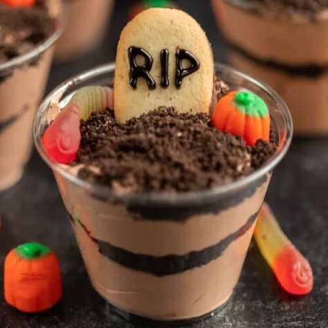 Halloween Dirt Cups, Holiday Munchies, Fall Sleepover, Läskig Halloween, Graveyard Dirt, Fun Halloween Desserts, Uhyggelig Halloween, Halloween Deserts, Dessert Halloween