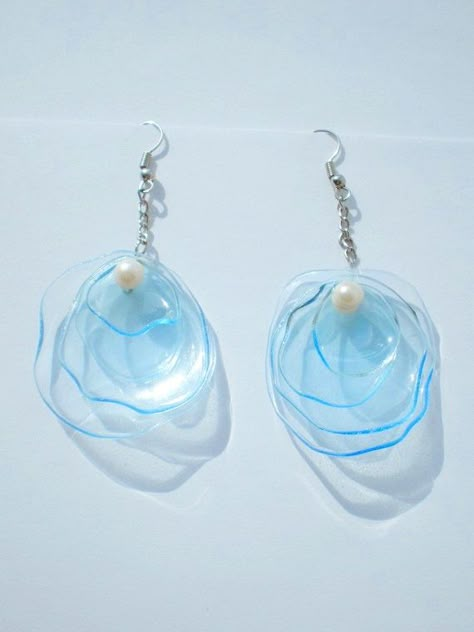 you're worn plastic earrings, but have you worn plastic bottle earrings? Plastic Bottle Earrings, Plastik Recycling, Plastic Bottle Art, Diy Plastic Bottle, Recycled Art Projects, Bottle Earrings, Bottle Jewelry, Plastic Earrings, Plastic Bottle Crafts