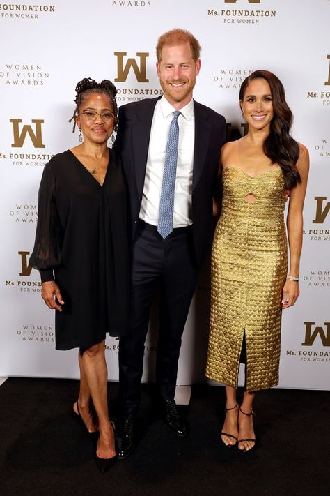 Meghan Markle's mum Doria Ragland wore a sweet personalised necklace as she attended the Ms. Foundation Women of Vision Awards with her daughter and Prince Harry in New York Estilo Meghan Markle, Johanna Ortiz Dresses, Princ Harry, Meghan Style, Meghan Markel, Megan And Harry, Doria Ragland, Prince Harry Et Meghan, Meghan Markle News