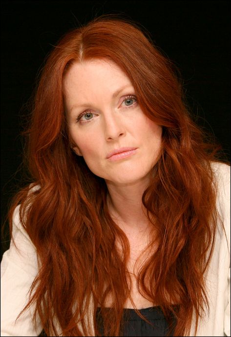 Julianne Moore Red Hair, Julianne Moore 90s, Julianne Moore Hair, Red Wigs, Julianne Moore, Ageless Beauty, Auburn Hair, Trendy Hairstyles, Synthetic Wigs