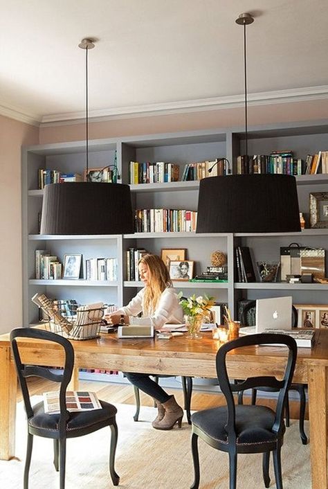 Home Office Library Ideas-28-1 Kindesign Love the warm color of the natural wood of the desk contrasted against the black chairs, light grey shelves and white ceiling. also clean lines of book shelves and lighting. Office Library Ideas, Home Office Library Ideas, Home Office Library, Eclectic Farmhouse, غرفة ملابس, Pool Design, Home Office Space, Office Room, Diy Desk