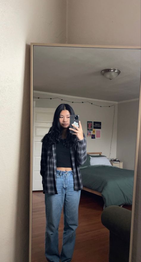 Fall Outfits Aesthetic Flannel, Gray Flannel Shirt Outfit Women, Masc Outfits For Women Flannel, Outfits With Black Flannel, Female Flannel Outfit, Black Flannel Outfits Aesthetic, Flannel Hoodie Outfits Women, Blue And Black Flannel Outfit, Dark Blue Flannel Outfits