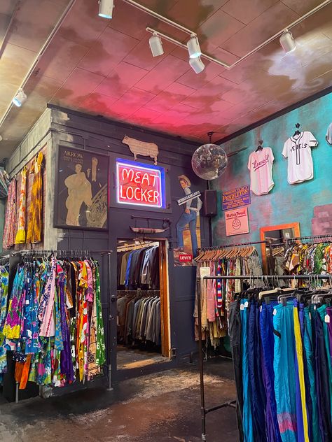 Fulda, Street Wear Boutique Interior, Cool Clothing Stores Interior, Nyc Thrift Store Aesthetic, Vintage Shop Interior Design, Retro Store Interior, Urban Outfitters Store Aesthetic, Store Astethic, Thrift Store Interior Design