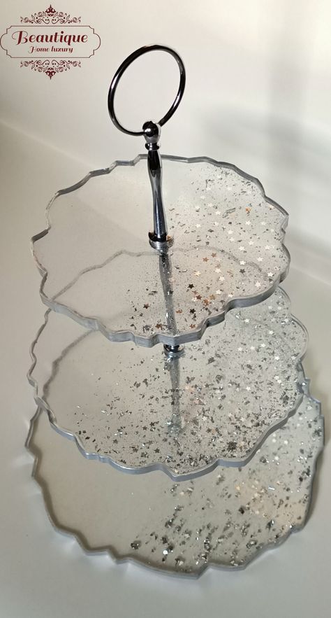 Diy Resin Tutorial, Resin Cake Stand, Diy Resin Tray, Cookie Stand, Table Epoxy, House Ceiling Design, Diy Resin Projects, Resin Coaster, Resin Tray